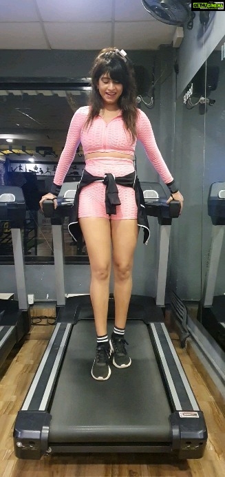 Vindhya Tiwari Instagram - Kaun-kaun meri tarah treadmill pe ulta nahi chal pata ?? 🤷♀️🙈🤪