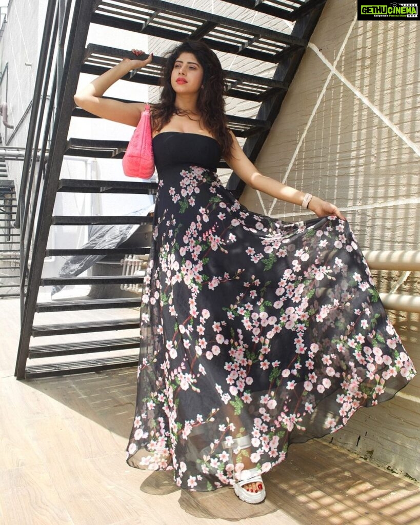 Vindhya Tiwari Instagram - Blossoming ,flowering n blooming at the same time 💕🙈🌸 #ootd #dressoftheday #beautifulmornings