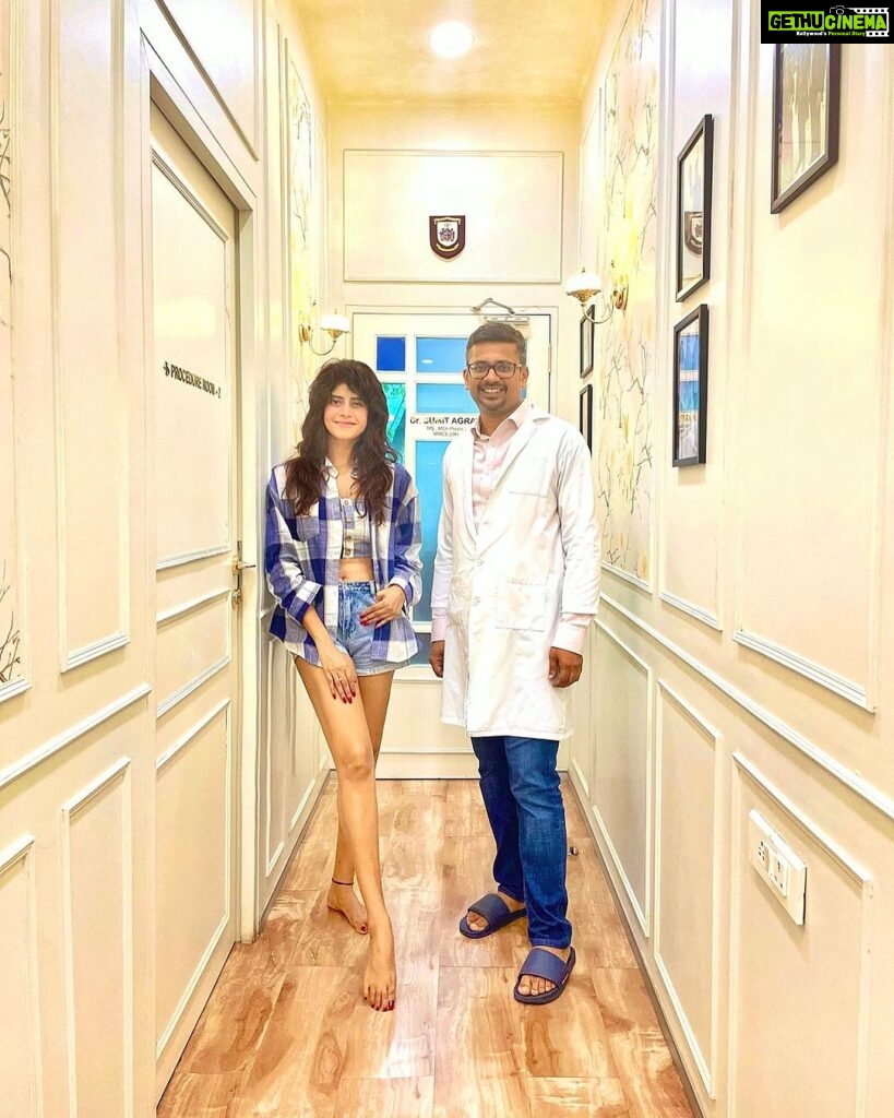 Vindhya Tiwari Instagram - Celebrating Friendships day @harleysclinic01 Thank u so much dr Sumit Agrawal for always being there for me ….the most genuine human being n the best doc for my skin n hair….Blessed to have u !! Highly recommend for skin n hair related treatments the best in town ⭐⭐⭐⭐⭐ Harleys Clinic