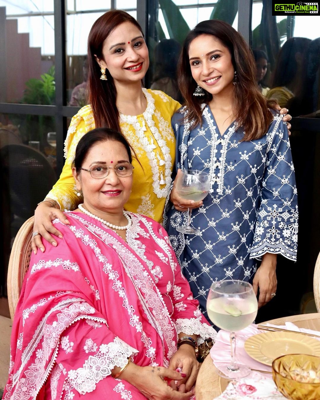 Vinny Arora Instagram - All things pretty at the launch of @shopmulmul’s new collection ❤️ My girls by my side made for the best Saturday outing 🥰