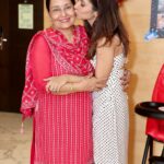 Vinny Arora Instagram - सुना था, ”जब ख़ुद माँ बनोगी तो समझोगी” समझ गई, माँ जैसा कोई नहीं ❤️ No matter how old I get , how far I go .. I will always need you mumma, WE will always need you @parminderkarora 😘😘 Happy birthday to the pillar of our world ❤️❤️