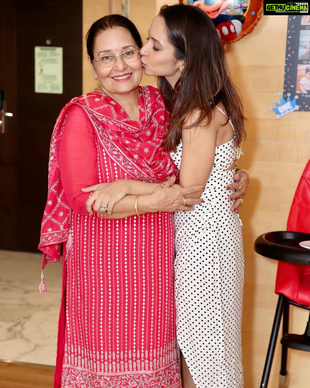 Vinny Arora Instagram - सुना था, ”जब ख़ुद माँ बनोगी तो समझोगी” समझ गई, माँ जैसा कोई नहीं ❤️ No matter how old I get , how far I go .. I will always need you mumma, WE will always need you @parminderkarora 😘😘 Happy birthday to the pillar of our world ❤️❤️