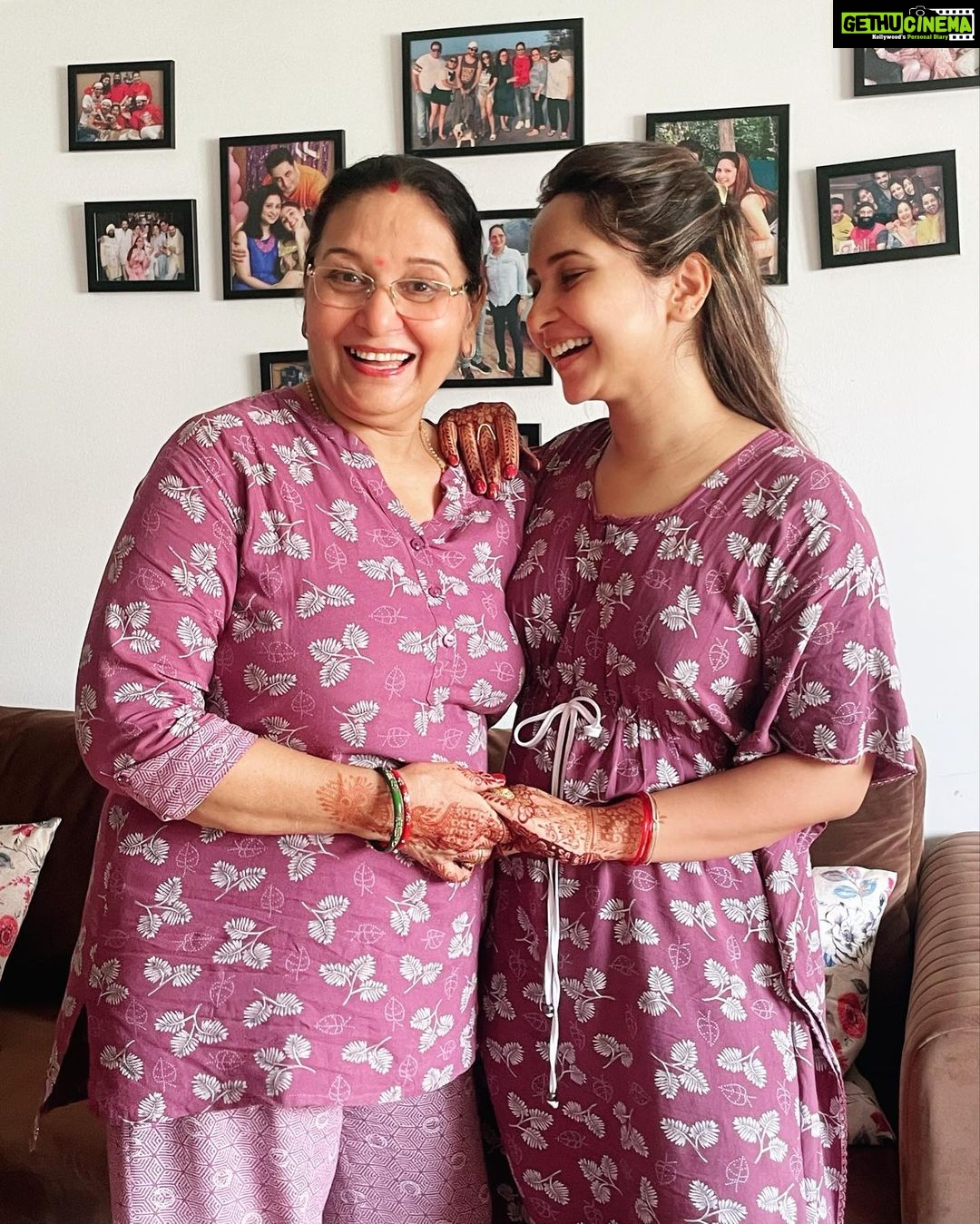 Vinny Arora Instagram - सुना था, ”जब ख़ुद माँ बनोगी तो समझोगी” समझ गई, माँ जैसा कोई नहीं ❤️ No matter how old I get , how far I go .. I will always need you mumma, WE will always need you @parminderkarora 😘😘 Happy birthday to the pillar of our world ❤️❤️