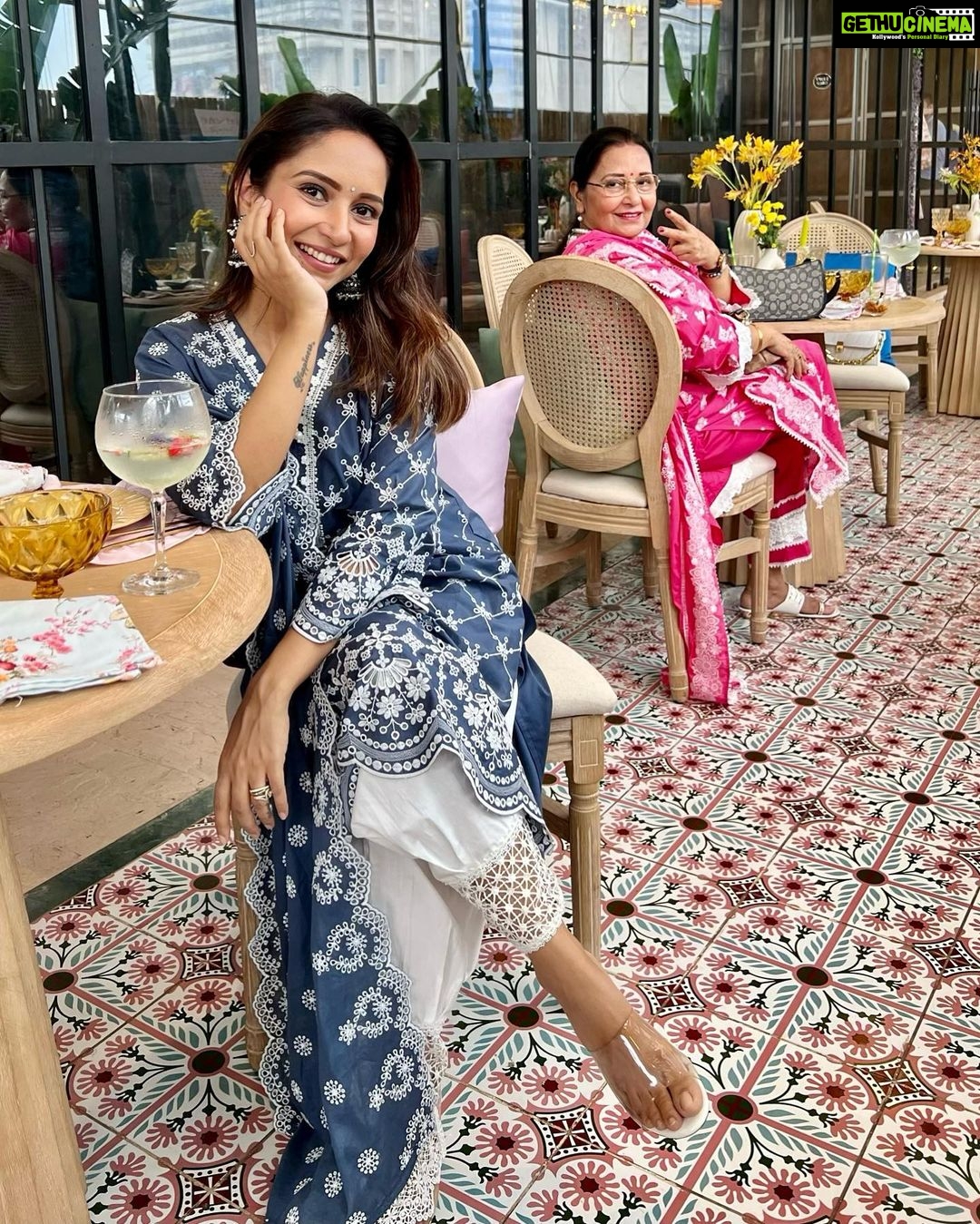Vinny Arora Instagram - सुना था, ”जब ख़ुद माँ बनोगी तो समझोगी” समझ गई, माँ जैसा कोई नहीं ❤️ No matter how old I get , how far I go .. I will always need you mumma, WE will always need you @parminderkarora 😘😘 Happy birthday to the pillar of our world ❤️❤️