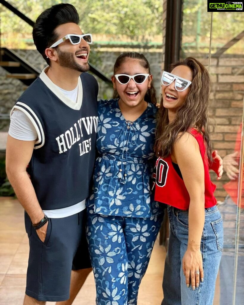 Vinny Arora Instagram - Told you not to grow up so fast, you didn’t listen 🤦🏻‍♀️ But you grew up into this lovely human being that we can’t complain ❤️🧿 It’s not unknown to you & the world that we love you to bits .. you will always be our baby girl not matter how old & tall you grow !!! Happy birthday @arorasamaira29 ❤️❤️ Now move in with us na please !?!