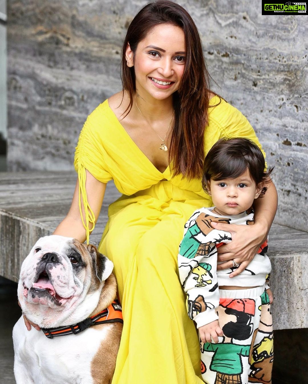 Vinny Arora Instagram - When your human(@dheerajdhoopar) is busy, so you have to make do with the spare humans 🤷🏻