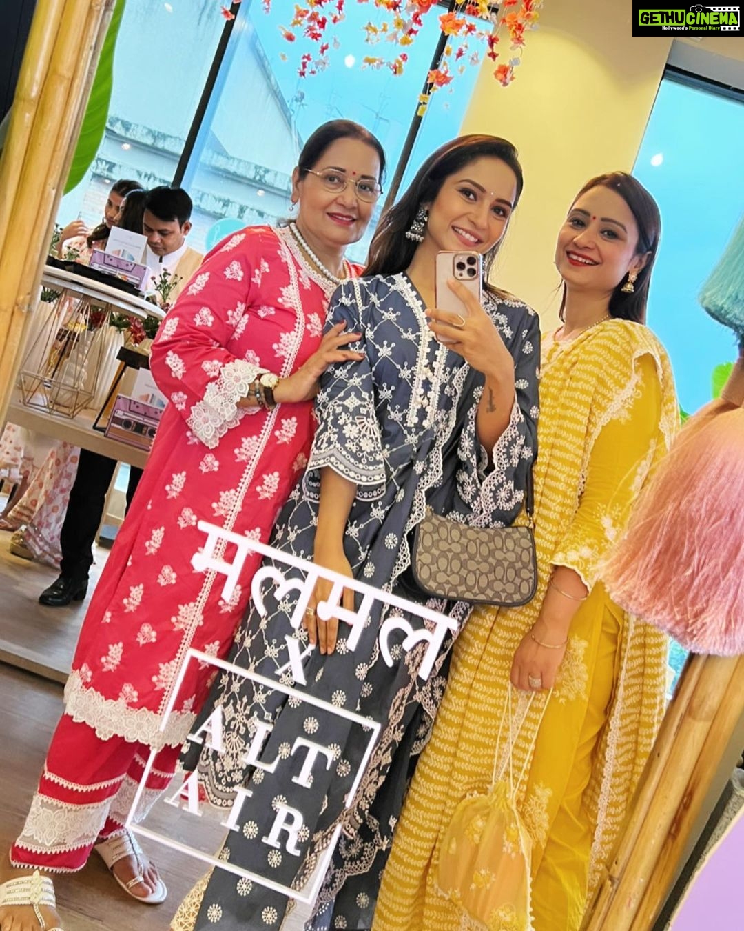 Vinny Arora Instagram - All things pretty at the launch of @shopmulmul’s new collection ❤️ My girls by my side made for the best Saturday outing 🥰