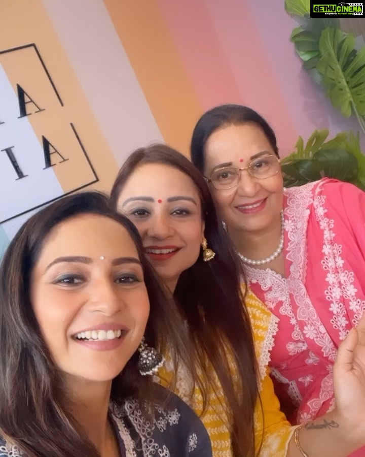 Vinny Arora Instagram - All things pretty at the launch of @shopmulmul’s new collection ❤️ My girls by my side made for the best Saturday outing 🥰