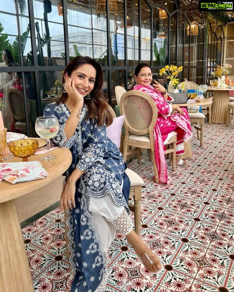 Vinny Arora Instagram - All things pretty at the launch of @shopmulmul’s new collection ❤ My girls by my side made for the best Saturday outing 🥰