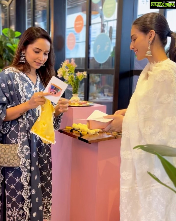 Vinny Arora Instagram - All things pretty at the launch of @shopmulmul’s new collection ❤️ My girls by my side made for the best Saturday outing 🥰