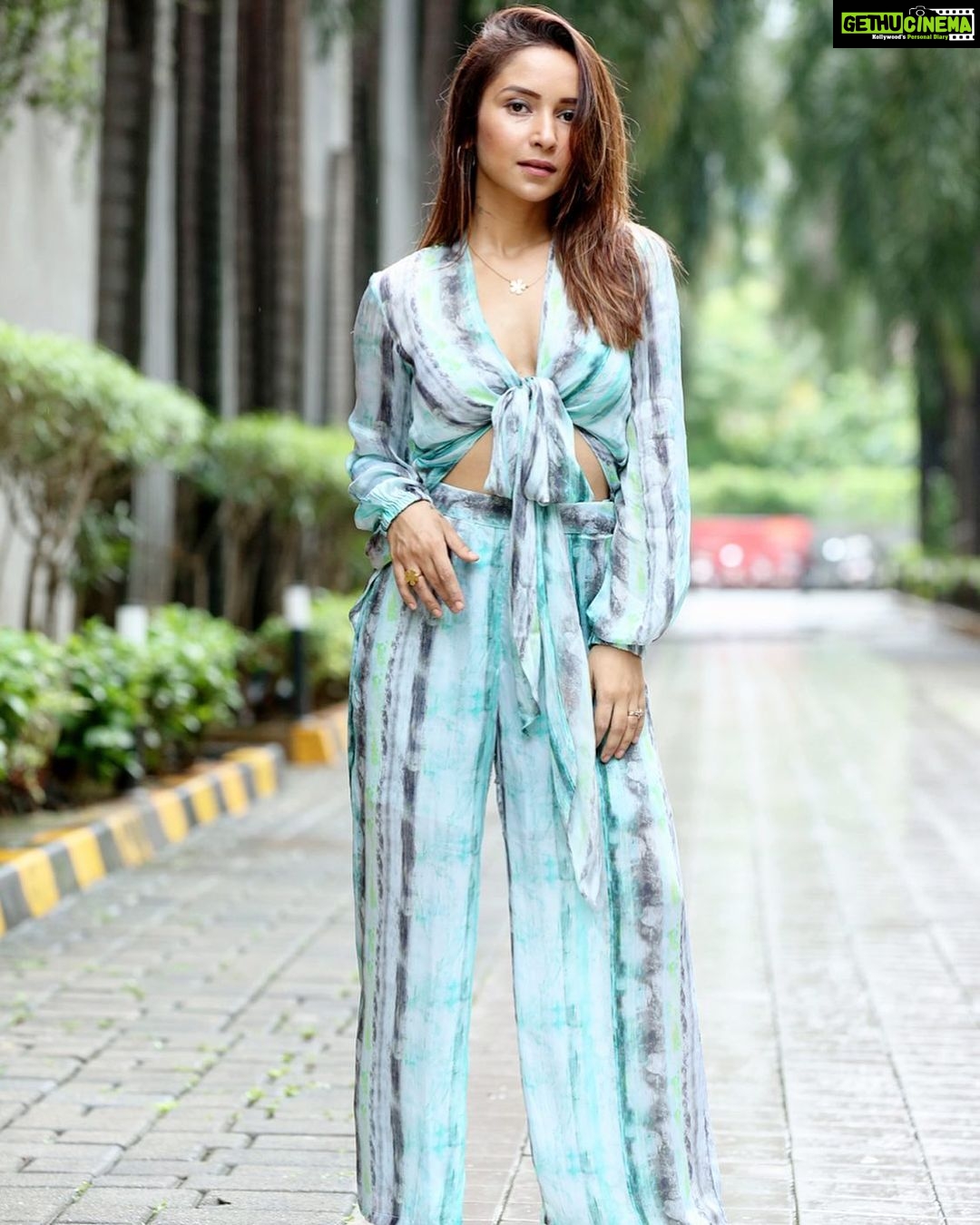 Vinny Arora Instagram - I’m worth every headache I give💁🏻♀️
