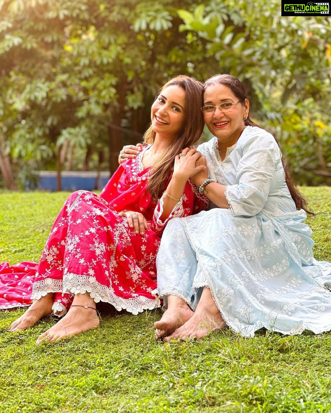 Vinny Arora Instagram - सुना था, ”जब ख़ुद माँ बनोगी तो समझोगी” समझ गई, माँ जैसा कोई नहीं ❤️ No matter how old I get , how far I go .. I will always need you mumma, WE will always need you @parminderkarora 😘😘 Happy birthday to the pillar of our world ❤️❤️