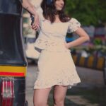 Vrushika Mehta Instagram - If Ghar se nikalte hi kuch dur chalte hi had a video version 🥹 Toh batao your favourite song that uplifts your mood 🤔 Shot & edited by : @_24frame Mumbai - मुंबई