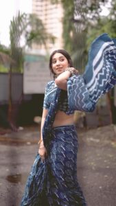 Vrushika Mehta Instagram - Chai, barish aur kuch purane gaane ❤️ Bus aur kya chahiye. Let me know you favourite purana gana 🩵 Shot & edited by: @_24frame #reelitfeelit #feelitreelit #reelsinstagram #reels