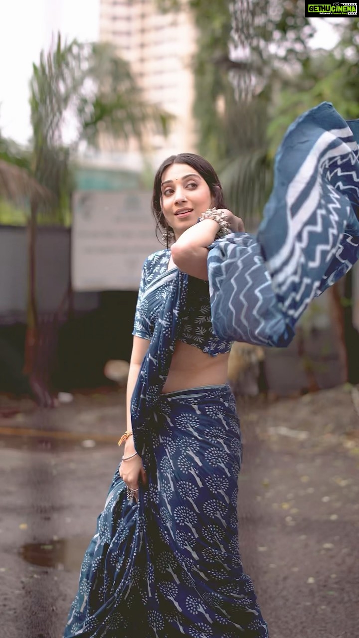 Vrushika Mehta Instagram - Chai, barish aur kuch purane gaane ❤️ Bus aur kya chahiye. Let me know you favourite purana gana 🩵 Shot & edited by: @_24frame #reelitfeelit #feelitreelit #reelsinstagram #reels