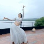 Vrushika Mehta Instagram - Barish aur mein 🩷 Suggest koi barish wala gana 🩵 #reelkarofeelkaro #feelkaroreelkaro #reels #reelsinstagram