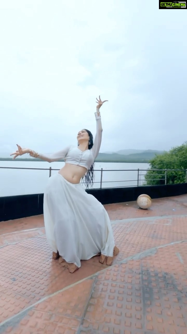Vrushika Mehta Instagram - Barish aur mein 🩷 Suggest koi barish wala gana 🩵 #reelkarofeelkaro #feelkaroreelkaro #reels #reelsinstagram