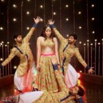 Vrushika Mehta Instagram - POV: Gujjus when they hear garba music “MAIN TOH NACHUNGI” 😂 Tag a gujju 🫰🏻 . Choreography: @rohitmandrulkar Outfit: @rishh_designs Shot by: @_24frame 📍 @mantras11official #reelkarofeelkaro #feelkaroreelkaro #reelsinstagram #reels