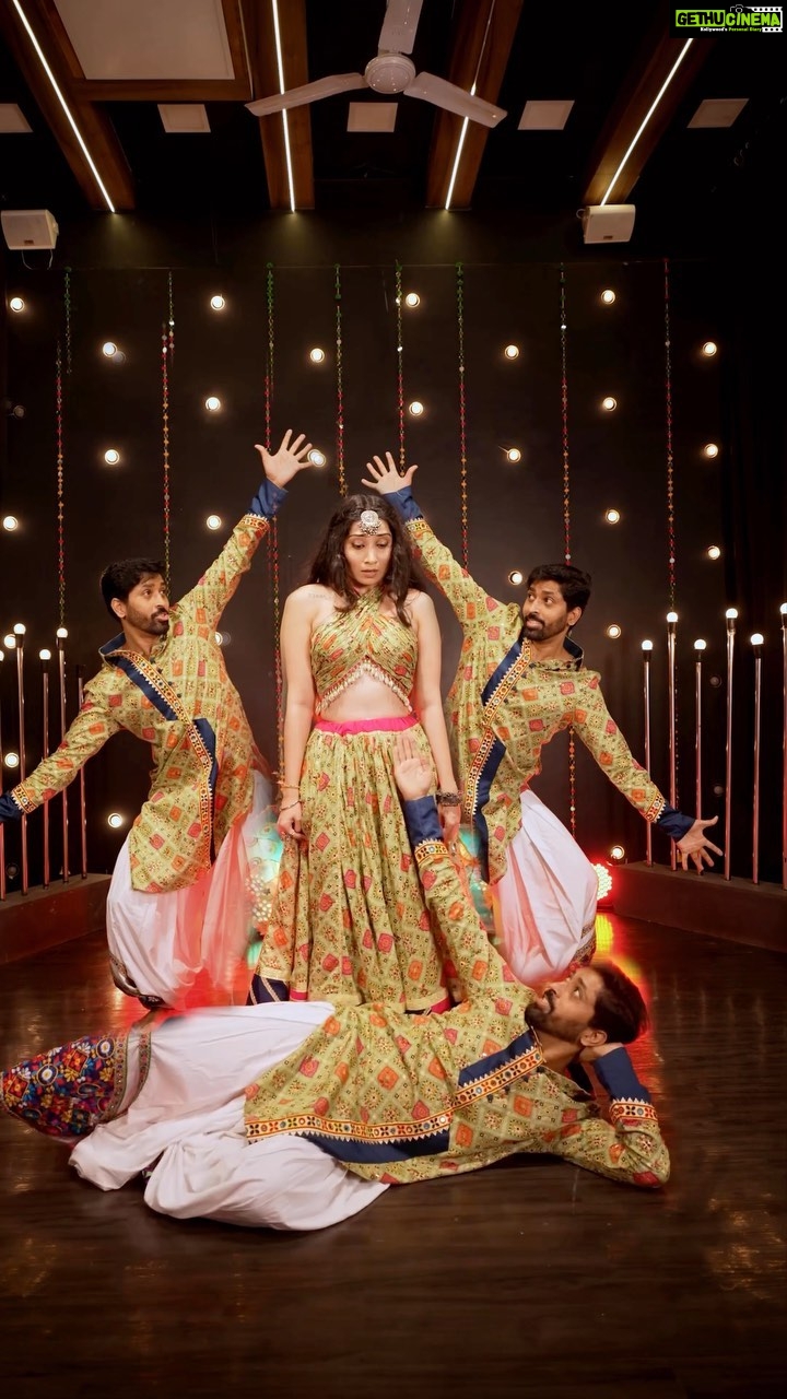 Vrushika Mehta Instagram - POV: Gujjus when they hear garba music “MAIN TOH NACHUNGI” 😂 Tag a gujju 🫰🏻 . Choreography: @rohitmandrulkar Outfit: @rishh_designs Shot by: @_24frame 📍 @mantras11official #reelkarofeelkaro #feelkaroreelkaro #reelsinstagram #reels