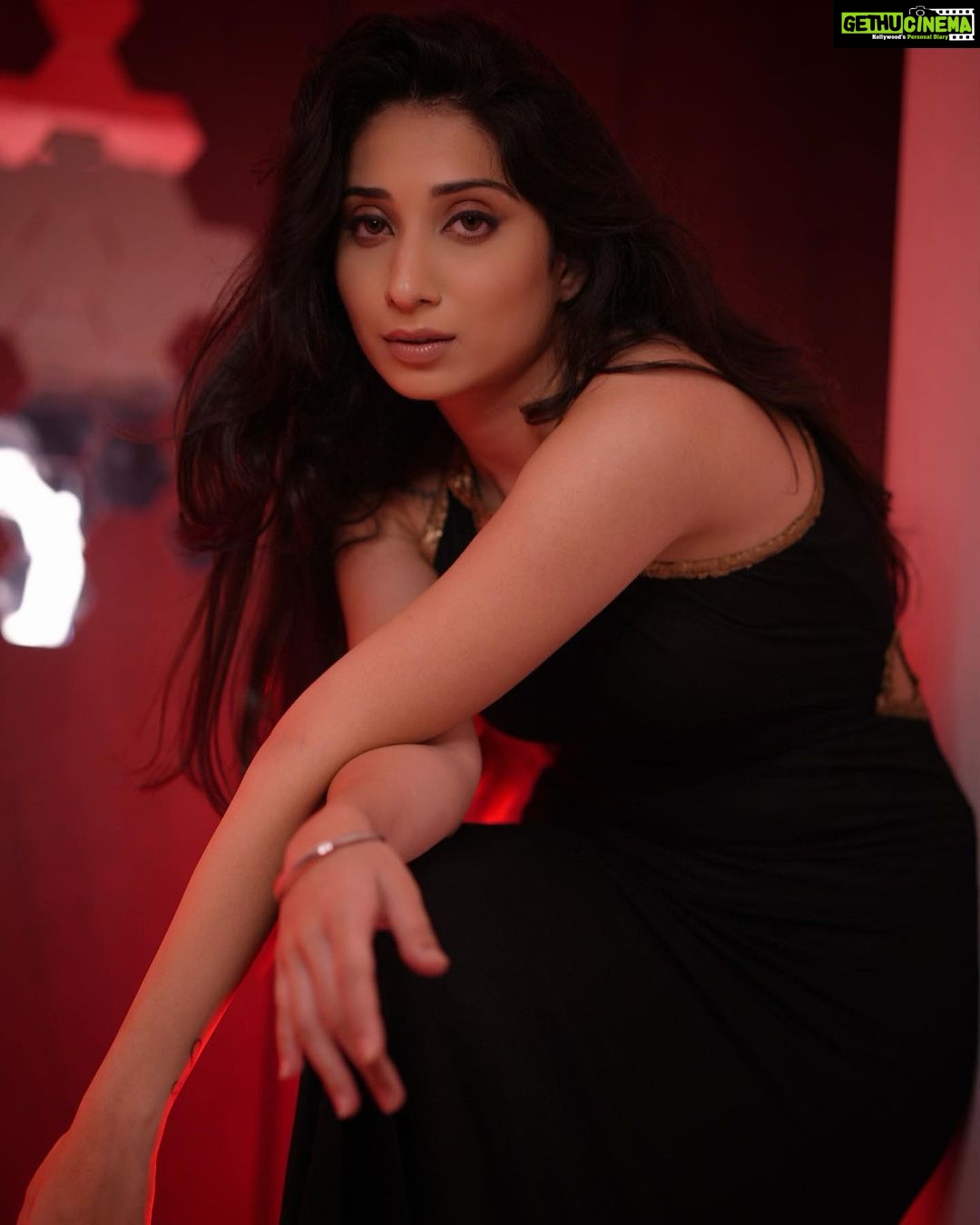 Vrushika Mehta Instagram - Swipe to see the third picture 😕 Pc: @_24frame