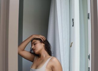 Wamiqa Gabbi Instagram - नया नया शौक़ उन्हें रूठने का लगा है, ख़ुद ही भूल जाती है, कि रूठी थी किस बात पर। #गुलज़ार 💄 @cocoballucci_