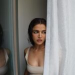Wamiqa Gabbi Instagram - कुछ यूँ मिलीं नज़र उनसे कि, बाक़ी सब नज़रंदाज़ हो गये… 💄 @cocoballucci_