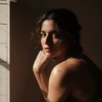 Wamiqa Gabbi Instagram - कैसे कह दूँ, बदले में कुछ नहीं मिला, सबक़ कोई छोटी चीज़ तो नहीं है | . . Shot by @kpkushal_