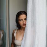 Wamiqa Gabbi Instagram - कुछ यूँ मिलीं नज़र उनसे कि, बाक़ी सब नज़रंदाज़ हो गये… 💄 @cocoballucci_