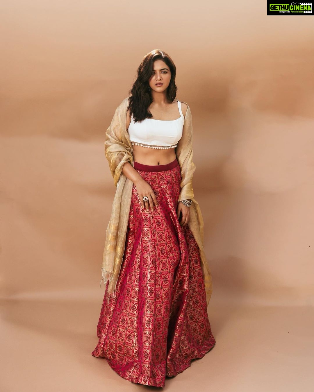 Wamiqa Gabbi Instagram - Hey Genie! Don’t wait up, I’ll be late 😉 Outfit: @rubyafroz80 @_.rubeenavogueofficial._ Styled by @harshene.ravichandar for @team___e by Eka Lakhani Hair : @daksh_hairguru Makeup : @cocoballucci_ Photography @livingin24fps @anupamasindhia #vels25 #JR32 #wamiqagabbi #TeamE #styledbyteamE #EkaLakhani #costumesbyharshene