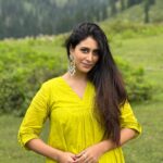 Warina Hussain Instagram – no photo retouching today 🦚 

shot by @moajjazapictures 

#nofilter 
#throwback 
#quotestoliveby
