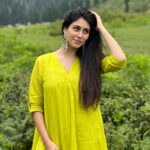 Warina Hussain Instagram - no photo retouching today 🦚 shot by @moajjazapictures #nofilter #throwback #quotestoliveby