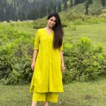 Warina Hussain Instagram - full length. sabko naya suit dekhana hai 😜