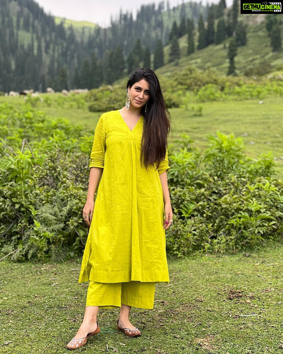 Warina Hussain Instagram - full length. sabko naya suit dekhana hai 😜