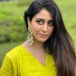 Warina Hussain Instagram – no photo retouching today 🦚 

shot by @moajjazapictures 

#nofilter 
#throwback 
#quotestoliveby