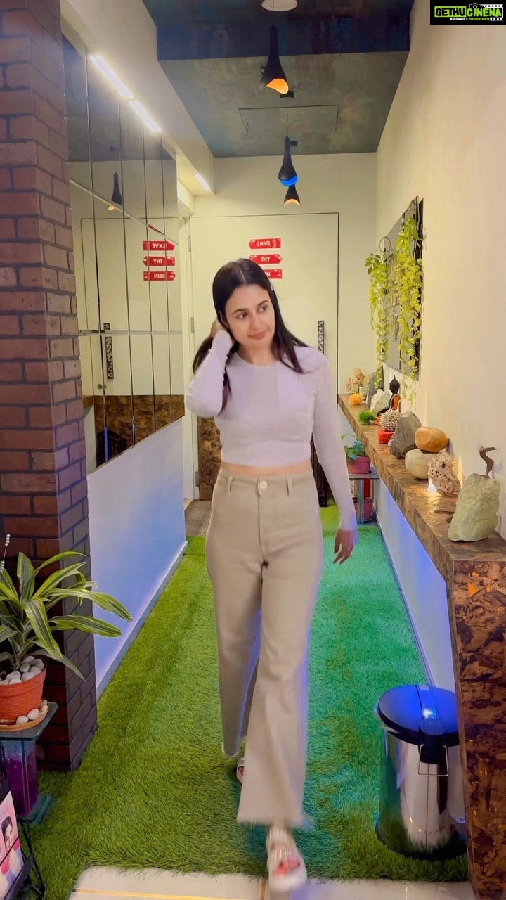 Yuvika Chaudhary Instagram - Ultra lift is an innovative & highly advanced technology which helps in skin tightening and facial contouring. Love the results, my skin feels refreshed , rejuvenated and sculpted. I can trust my face completely in the exert hands of @dr.sharmilanayak only @theskin1stclinic