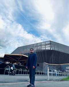 A. R. Rahman Instagram - Is this the Future of live shows ? The success of this installation in a way defines the Timelessness of good artists and bands! #nostalgia #respect #melody #metahuman
Photo by @raheemarahman @nazeef_btos