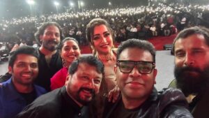 A. R. Rahman Instagram - Our PS gang and the  sea of indian future …lit behind …marching forward 😍 @trishakrishnan @karthi_offl @aishu__ @actorjayaram_official @the_real_chiyaan @siva_ananth