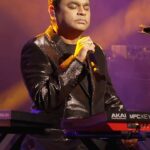 A. R. Rahman Instagram - Extraordinary 🤩 @arrahman performs ‘Chaiyya Chaiyya’ live @theothersongs 👏 #theothersongs #arrahman #chaiyyachaiyya #reelsmusic #musicreels