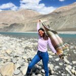 Aahana Kumra Instagram - Endless blue skies🌧️🦋❄️🩵 From Shyok River to Pangong The sunsets and the sun rises! India has never looked so so so pretty to me! 💕💕🇮🇳🇮🇳 Agar Leh nahi dekha toh kya dekha 🫶🌸☀️🦋❄️🍎⛰️🫶🇮🇳 Sweater : @marksandspencerindia Boots : @decathlonsportsindia #incredibleindia #lehdiaries . . . . #leh #lehladakh #aahanakumra #wednesday #india #travel #travelling #travelgram #travelphotography #shyokriver #nubravelley #pangonglake #blueskies #lakes #naturephotography #nature #nofilter Shyok Valley
