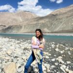 Aahana Kumra Instagram - Endless blue skies🌧️🦋❄️🩵 From Shyok River to Pangong The sunsets and the sun rises! India has never looked so so so pretty to me! 💕💕🇮🇳🇮🇳 Agar Leh nahi dekha toh kya dekha 🫶🌸☀️🦋❄️🍎⛰️🫶🇮🇳 Sweater : @marksandspencerindia Boots : @decathlonsportsindia #incredibleindia #lehdiaries . . . . #leh #lehladakh #aahanakumra #wednesday #india #travel #travelling #travelgram #travelphotography #shyokriver #nubravelley #pangonglake #blueskies #lakes #naturephotography #nature #nofilter Shyok Valley