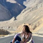 Aahana Kumra Instagram - Endless blue skies🌧️🦋❄️🩵 From Shyok River to Pangong The sunsets and the sun rises! India has never looked so so so pretty to me! 💕💕🇮🇳🇮🇳 Agar Leh nahi dekha toh kya dekha 🫶🌸☀️🦋❄️🍎⛰️🫶🇮🇳 Sweater : @marksandspencerindia Boots : @decathlonsportsindia #incredibleindia #lehdiaries . . . . #leh #lehladakh #aahanakumra #wednesday #india #travel #travelling #travelgram #travelphotography #shyokriver #nubravelley #pangonglake #blueskies #lakes #naturephotography #nature #nofilter Shyok Valley