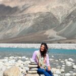 Aahana Kumra Instagram - Endless blue skies🌧️🦋❄️🩵 From Shyok River to Pangong The sunsets and the sun rises! India has never looked so so so pretty to me! 💕💕🇮🇳🇮🇳 Agar Leh nahi dekha toh kya dekha 🫶🌸☀️🦋❄️🍎⛰️🫶🇮🇳 Sweater : @marksandspencerindia Boots : @decathlonsportsindia #incredibleindia #lehdiaries . . . . #leh #lehladakh #aahanakumra #wednesday #india #travel #travelling #travelgram #travelphotography #shyokriver #nubravelley #pangonglake #blueskies #lakes #naturephotography #nature #nofilter Shyok Valley