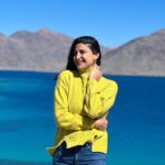 Aahana Kumra Instagram - One idiot meets three idiots at Pangong Lake 💕☀️🫶🦋🪻🌸🍎❄️🤸‍♀️💓💛 These photos require no filter because everything is so so so gorgeous! 🦋💕 But body is super confused… with the scorching heat! Like thappad waala sun!☀️ and wind is so cold like freezer mein daal diya hai❄️❄️ But mazaa aaya 🤸‍♀️🌸🦋💕☀️❄️ Love my India 🇮🇳🫡 #leh #pangonglake . . . #lehdiaries #ladakh #lehladakh #proudindian #india #incredibleindia #aahanakumra #ladakhtourism Pangong Lake, Ladakh