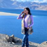 Aahana Kumra Instagram - One idiot meets three idiots at Pangong Lake 💕☀️🫶🦋🪻🌸🍎❄️🤸‍♀️💓💛 These photos require no filter because everything is so so so gorgeous! 🦋💕 But body is super confused… with the scorching heat! Like thappad waala sun!☀️ and wind is so cold like freezer mein daal diya hai❄️❄️ But mazaa aaya 🤸‍♀️🌸🦋💕☀️❄️ Love my India 🇮🇳🫡 #leh #pangonglake . . . #lehdiaries #ladakh #lehladakh #proudindian #india #incredibleindia #aahanakumra #ladakhtourism Pangong Lake, Ladakh