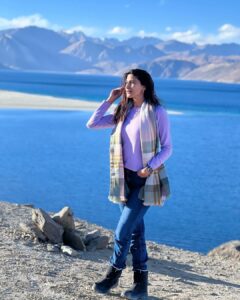 Aahana Kumra Instagram - One idiot meets three idiots at Pangong Lake 💕☀️🫶🦋🪻🌸🍎❄️🤸‍♀️💓💛
These photos require no filter because everything is so so so gorgeous! 🦋💕
But body is super confused… with the scorching heat! Like thappad waala sun!☀️ and wind is so cold like freezer mein daal diya hai❄️❄️
But mazaa aaya 🤸‍♀️🌸🦋💕☀️❄️
Love my India 🇮🇳🫡
#leh 
#pangonglake 
.
.
.
#lehdiaries #ladakh #lehladakh #proudindian #india #incredibleindia #aahanakumra #ladakhtourism