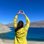 Aahana Kumra Instagram – One idiot meets three idiots at Pangong Lake 💕☀️🫶🦋🪻🌸🍎❄️🤸‍♀️💓💛
These photos require no filter because everything is so so so gorgeous! 🦋💕
But body is super confused… with the scorching heat! Like thappad waala sun!☀️ and wind is so cold like freezer mein daal diya hai❄️❄️
But mazaa aaya 🤸‍♀️🌸🦋💕☀️❄️
Love my India 🇮🇳🫡
#leh 
#pangonglake 
.
.
.
#lehdiaries #ladakh #lehladakh #proudindian #india #incredibleindia #aahanakumra #ladakhtourism Pangong Lake, Ladakh