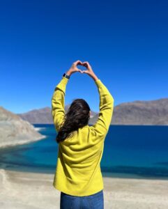 Aahana Kumra Instagram - One idiot meets three idiots at Pangong Lake 💕☀️🫶🦋🪻🌸🍎❄️🤸‍♀️💓💛
These photos require no filter because everything is so so so gorgeous! 🦋💕
But body is super confused… with the scorching heat! Like thappad waala sun!☀️ and wind is so cold like freezer mein daal diya hai❄️❄️
But mazaa aaya 🤸‍♀️🌸🦋💕☀️❄️
Love my India 🇮🇳🫡
#leh 
#pangonglake 
.
.
.
#lehdiaries #ladakh #lehladakh #proudindian #india #incredibleindia #aahanakumra #ladakhtourism