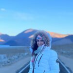 Aahana Kumra Instagram - One idiot meets three idiots at Pangong Lake 💕☀️🫶🦋🪻🌸🍎❄️🤸‍♀️💓💛 These photos require no filter because everything is so so so gorgeous! 🦋💕 But body is super confused… with the scorching heat! Like thappad waala sun!☀️ and wind is so cold like freezer mein daal diya hai❄️❄️ But mazaa aaya 🤸‍♀️🌸🦋💕☀️❄️ Love my India 🇮🇳🫡 #leh #pangonglake . . . #lehdiaries #ladakh #lehladakh #proudindian #india #incredibleindia #aahanakumra #ladakhtourism Pangong Lake, Ladakh