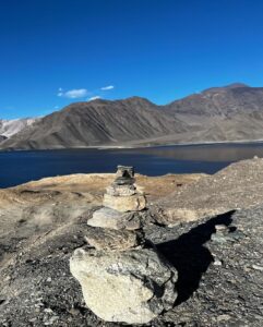 Aahana Kumra Instagram - One idiot meets three idiots at Pangong Lake 💕☀️🫶🦋🪻🌸🍎❄️🤸‍♀️💓💛
These photos require no filter because everything is so so so gorgeous! 🦋💕
But body is super confused… with the scorching heat! Like thappad waala sun!☀️ and wind is so cold like freezer mein daal diya hai❄️❄️
But mazaa aaya 🤸‍♀️🌸🦋💕☀️❄️
Love my India 🇮🇳🫡
#leh 
#pangonglake 
.
.
.
#lehdiaries #ladakh #lehladakh #proudindian #india #incredibleindia #aahanakumra #ladakhtourism