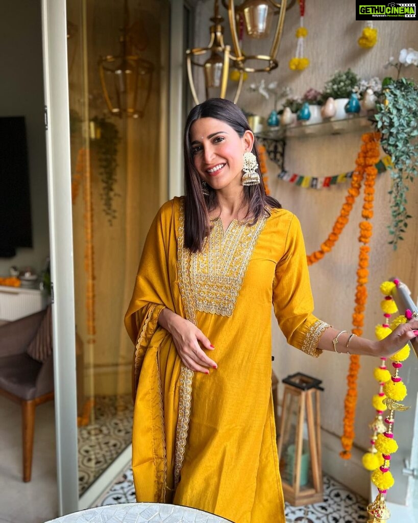 Aahana Kumra Instagram - Kohli ki 50th century ki khushi mein ☀️☀️🏏🏏 Looking like a besan ka laddoo 🌞 Outfit : @libasindia @juhi.ali #diwali2023 #goldenhour . . . . #happydiwali2023 #diwalidecor #diwaliathome #diwalidecor #aahanakumra #festivewear #festivities Mumbai - मुंबई